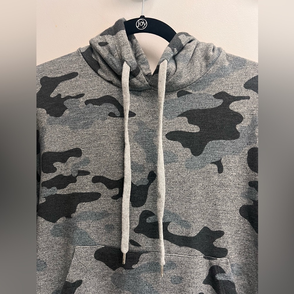 SUNDRY Women’s Grey and Black Camouflage Hooded Sweatshirt - Size Large - Picture 8 of 9